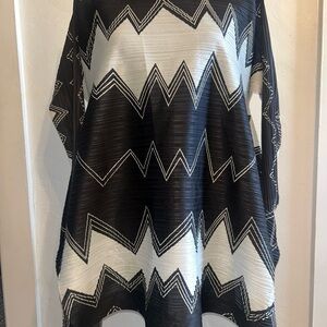 Black and White Zigzag Patterned Tunic